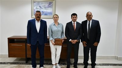 وزير الرياضة يبحث مع رئيس الاتحاد الدولي للغوص الاستعداد لبطولة العالم للسباحة