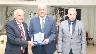 نقيب المعلمين يشهد حفل تخرج المتدربين بدورة التطور التكنولوجي 