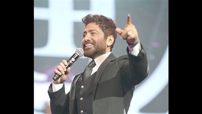 تامر حسني يسخر من لقطات أحدث مخرج تعاون معه (صور)