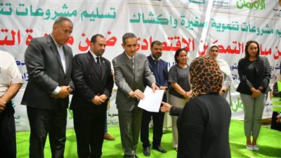 محافظ الغربية يسلم 100 قرض و20 منفذ غذائي لأهالي قرية قليب إبيار