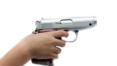 رضيع يقتل والدته الحامل بالرصاص