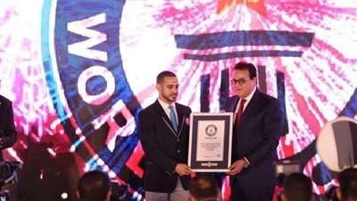 وزير الصحة يتسلم وثيقة موسوعة جينيس لأكبر شعار توعية بمرض السرطان في العالم