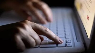 صور مفبركة ورسائل تهديد.. 3 سنوات سجن لأب وابنه بتهمة التشهير الإلكتروني 