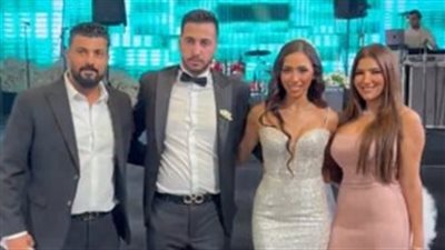 مي عمر تتألق بفستان وردي في زفاف ابنة خالد صلاح.. وهذا سعره (صور)