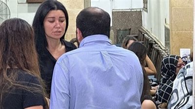 انهيار وبكاء أروى جودة في عزاء والدها (صور)