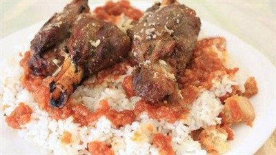 بالفيديو.. طريقة عمل الفتة بالخل والثوم واللحمة المحمرة لسفرة عيد الأضحى