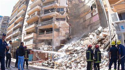  البحث عن ضحايا أسفل عقار بمنطقة المنتزه عقب انشطاره نصفين