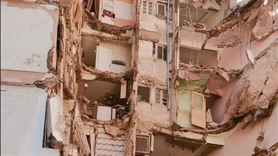 تفاصيل استخراج الجثة رقم «5» من أسفل أنقاض منزل سيدي بشر المنهار