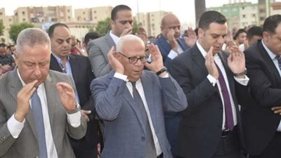 محافظ بورسعيد يؤدي صلاة عيد الأضحى بساحة مسجد الشيخ زايد 