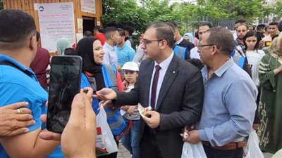 نائب محافظ دمياط يوزع الهدايا على الأهالي في الميادين العامة 