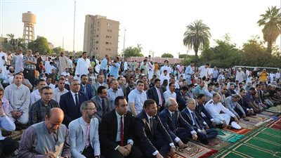 محافظ المنيا يؤدي صلاة عيد الأضحى بساحة مدرسة الفريق صفي الدين أبو شناف