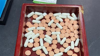 بالصور.. ضبطيات رجال الجمارك بمطار القاهرة تكشف محاولات تهريب «بلاوي سودا»