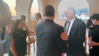 عمرو الليثي في أول صفوف استقبال واجب عزاء المخرج إيهاب أبو زيد