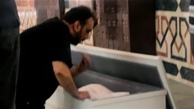 انهيار حسام حسني ومحمد محيي في جنازة علاء عبد الخالق (صور)