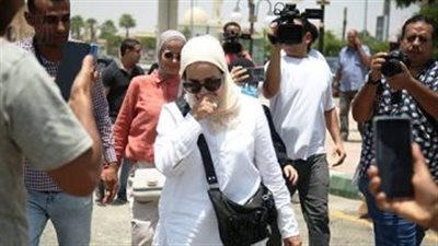 دموع وتأثر.. منى عبد الغني بالأبيض في جنازة علاء عبد الخالق (صور)