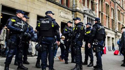 ماذا فعلت هولندا مع شخص مزق المصحف الشريف أمام مبنى البرلمان؟