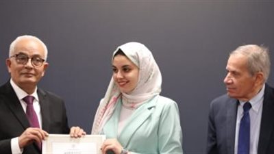 «حجازي» يكرم منة الديب بنت دمياط لحصولها على المركز الأول في شهادة الدبلومات الفنية 