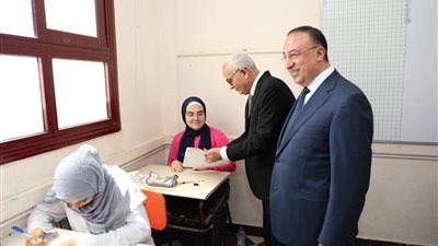 حجازى يطمئن على امتحان اللغة الأجنبية الأولى خلال تفقده لجان الثانوية العامة بالإسكندرية 
