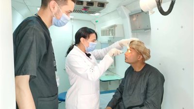 12 ألف مواطن يتلقون الخدمات الطبية لـ7 قوافل علاجية مجانية بالمنيا