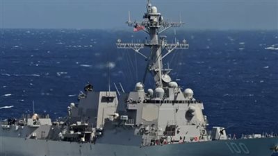 البحرية الأمريكية: الحرس الثوري الإيراني يحتجز سفينة تجارية في الخليج