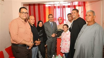 محافظ الغربية يزور أوائل الدبلومات الفنية بمنازلهم ويقدم لهم التهنئة