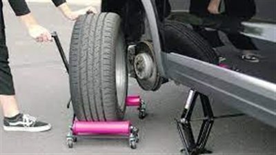 طالب يفرغ إطار سيارة زميله أمام اللجنة ببورسعيد علشان رفض يغششه 