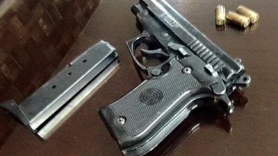 خرجت من السلاح بالخطأ.. إصابة طالب بطلق ناري في منزله بسوهاج