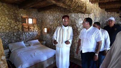 رئيس الوزراء يتفقد أحد المنتجعات السياحية البيئية الشهيرة بالواحة