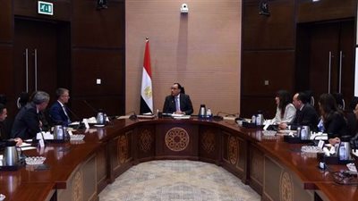 رئيس الوزراء يلتقي مسئولي شركة 