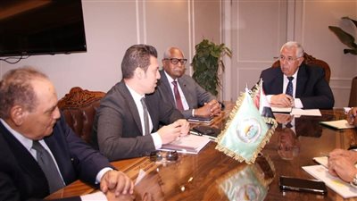 وزير الزراعة يبحث مع مسئولي شركةليبية زيادة حجم استثمارتهم في مصر