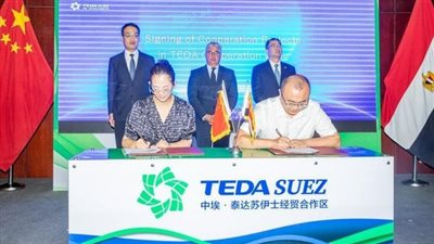 رئيس اقتصادية قناة السويس يشهد توقيع عقود جديدة بـ 