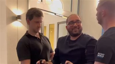 بعد توقفه عن الحركة.. نجل محمد ثروت يعود للمشي بصعوبة