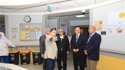 في آخر يوم امتحانات الثانوية العامة.. وزير التعليم يطمئن على طلبة 57357.. صور