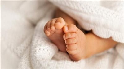 تفاصيل مثيرة في العثور على طفلة حديثة الولادة داخل قطار الشرقية