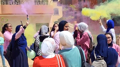 بالطبل البلدى والزغاريد والبالونات.. طلاب مدارس STEM يحتفلون بانتهاء الامتحانات (صور)