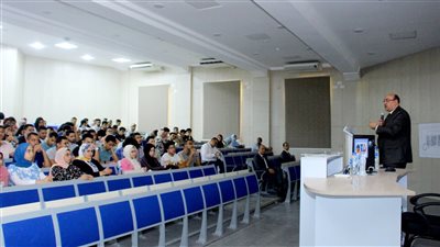 نائب رئيس جامعة المنصورة يلتقى طلاب برنامج المنح الجامعية