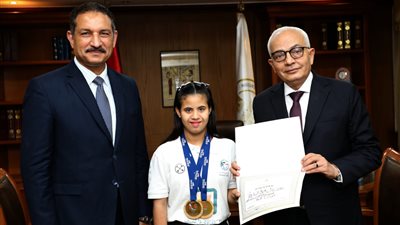 بالصور.. وزير التعليم يكرم أسرع عداءة «داون» في مصر