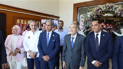 محافظ المنيا يشارك فرحة 50 عريسا وعروسة فى حفل زفاف جماعي