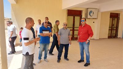 بالصور.. نائب وزير التعليم يتفقد مدارس مطروح لمعالجة الكثافة الطلابية المرتفعة