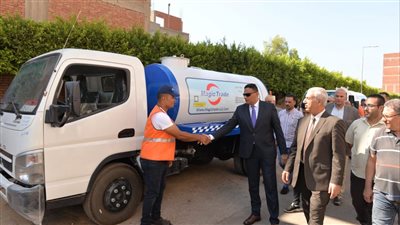 محافظ الدقهلية يتفقد سيارات كسح مياه الأمطار