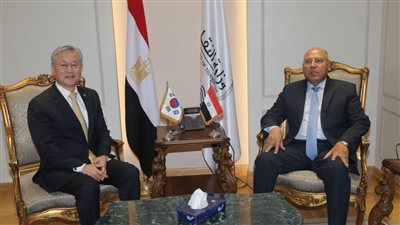 وزير النقل يبحث مع سفير كوريا الجنوبية توطين صناعة قطارات المترو