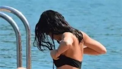 ممثلة شهيرة تخلع ملابسها أمام الجمهور (صور)