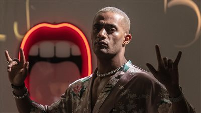 صورة صادمة.. محمد رمضان في أحضان 3 نساء