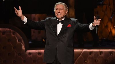 وفاة المغني الأمريكي الشهير توني بينيت عن عمر ناهز 96 عاما