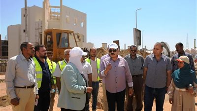 محافظ أسوان يتفقد أعمال المرحلة الثانية لمشروع تركيب شبكات وخطوط الخزان
