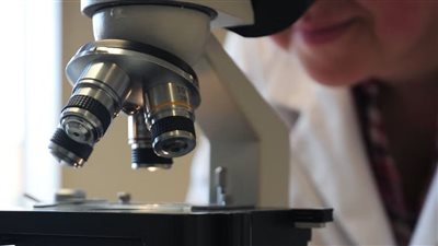 علماء يكتشفون الجينات المسؤولة عن قدرة الإنسان على المشي مستقيم