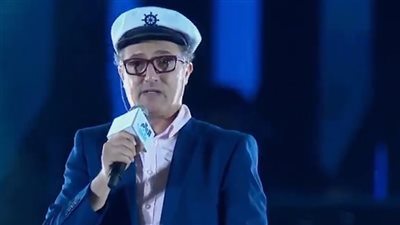 بقبعة بحار.. شريف مدكور يقدم حفل تامر حسني في مهرجان العلمين (فيديو)