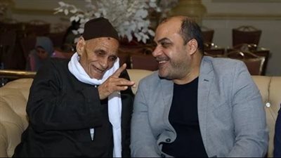 «دفنته بيدي».. رسالة مؤثرة من محمد الباز بعد تشييع جثمان والده