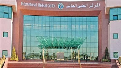 خبير في جراحة العيون بالمركز الطبى العالمي