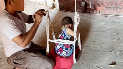 «الأرجوحة القاتلة» تتسبب في مصرع طفل خنقا داخل منزله بسوهاج